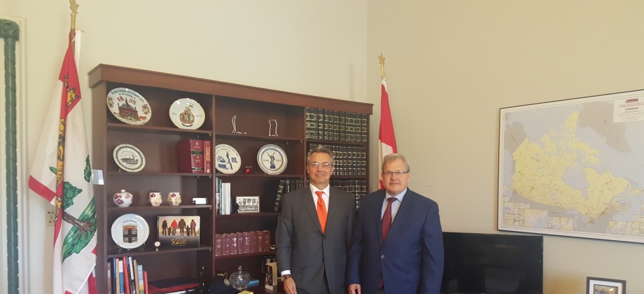 Embajador de Colombia en Canadá, Nicolás Lloreda Ricaurte, y el Ministro de Agricultura y Alimentos Agrícolas, Lawrence MacAulay