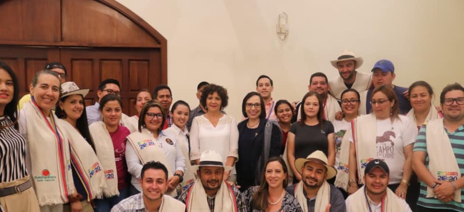Embajadora Luz Marina Rivera se reunió con emprendedores  que fueron becados para estudiar en Colombia