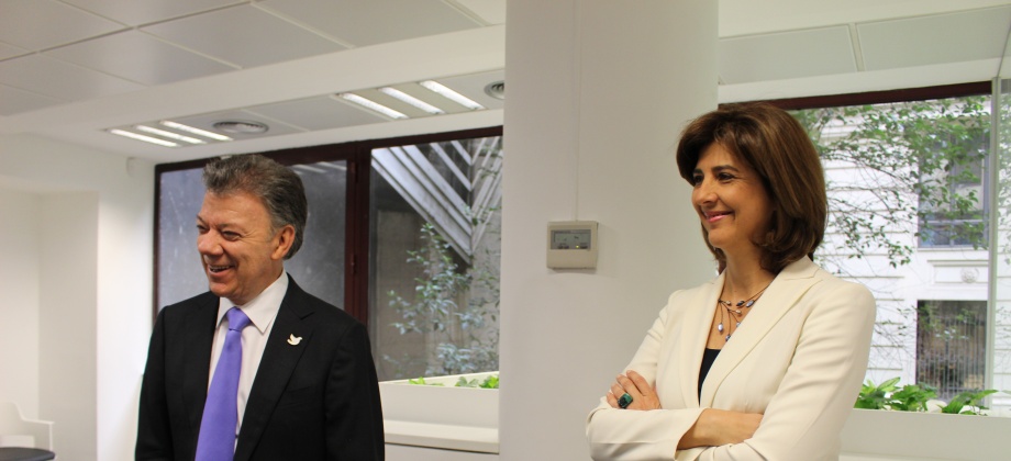 En las nuevas instalaciones del Consulado General en Madrid, el Presidente y la Canciller saludaron a los connacionales que realizaban sus trámites