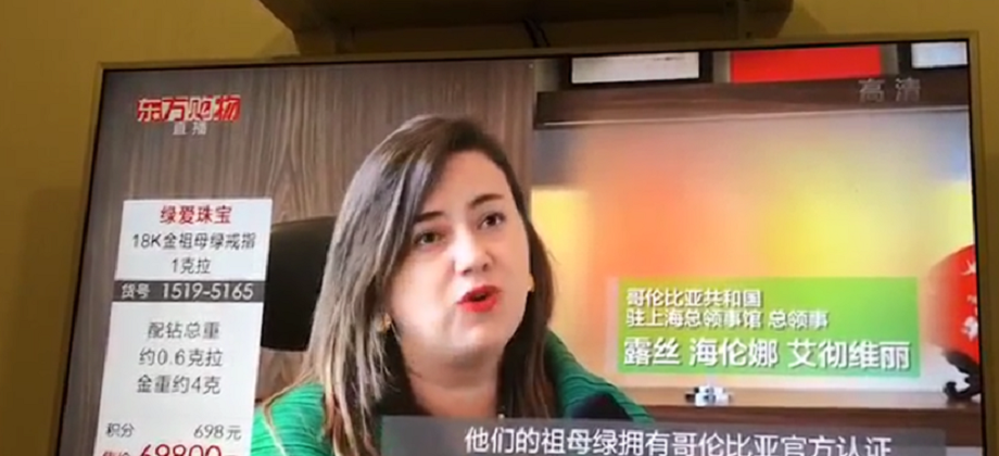 Encuentro de la Cónsul de Colombia Luz Helena Echeverry con el reportero del Programa Oriental de la TV 