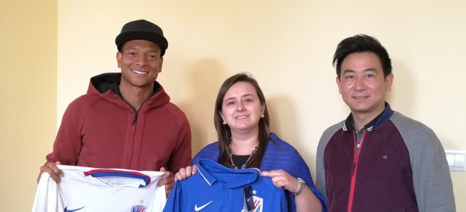 Encuentro de la Cónsul General de Colombia en Shanghái con el futbolista Fredy Guarín