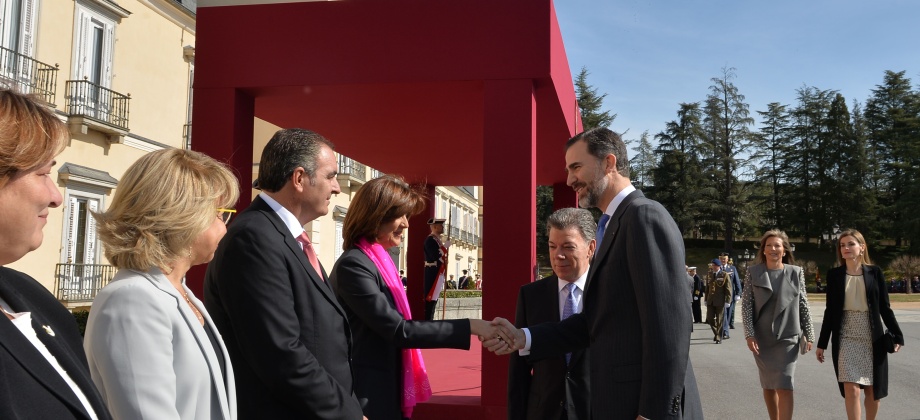 Canciller María Ángela Holguín saludó al Rey Felipe VI de España, durante la ceremonia de honores militares al Presidente Juan Manuel Santos