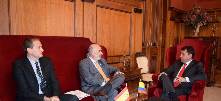 El Embajador Alberto Furmanski visita las islas de Tenerife y Las Palmas de Gran Canaria como parte de su recorrido por los diferentes consulados colombianos en España