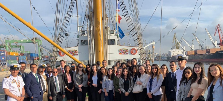 Estudiantes de la Academia Marroquí de Estudios Diplomáticos visitaron el Buque Escuela ARC Gloria y dialogaron con los oficiales, suboficiales y cadetes sobre Colombia