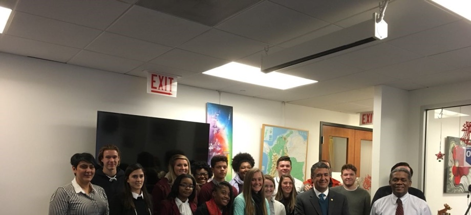 Estudiantes de Missouri visitan la sede del Consulado de Colombia en Chicago