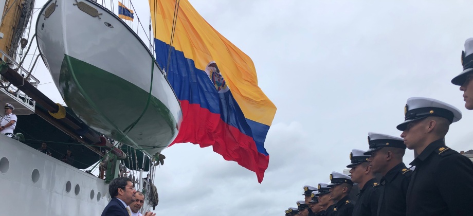 Embajador de Colombia en Estados Unidos recibe en Boston al Buque Escuela Gloria