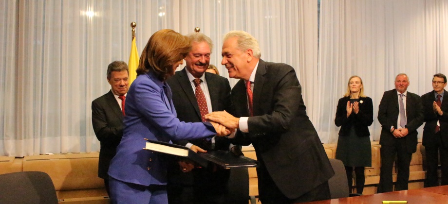 Canciller Holguín firmó el Acuerdo de exención de visa de corta estancia con la Unión Europea
