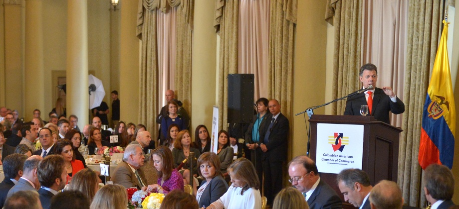 El Embajador de Colombia en Washington, Luis Carlos Villegas, y la Cónsul General Central en Miami, Marta LucÍa Jaramillo Martínez, acompañaron al Presidente durante el encuentro con los empresarios de la Cámara de Comercio Colombo-Americana. Foto: Andrés Piscov – SIG. 