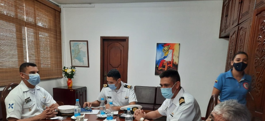 Cónsul de Colombia en Tabatinga, Juan Carlos Carrillo Saltaren, dialogó en la sede consular con el Capitán de Corbeta Julián Alonso Carrascal, Comandante(E) del Guardacostas 