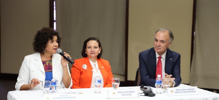 Embajadora Luz Marina Rivera dictó charla sobre Economía Naranja en la Academia Diplomática de Honduras