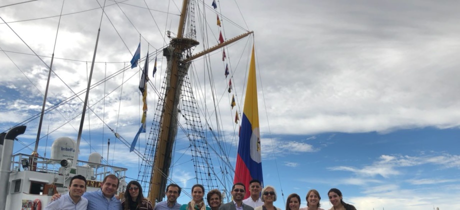 El Consulado de Colombia da la bienvenida al Buque Escuela A.R.C " Gloria" que arribó al puerto de Buenos Aires