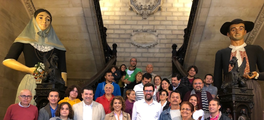 Con la participación de más de 30 ciudadanos colombianos se realizó la visita al edificio del Ayuntamiento de Palma