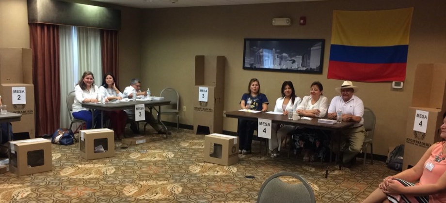 Colombianos asistieron a las urnas para participar en el Plebiscito sobre el acuerdo de paz, en la ciudad de Charlotte
