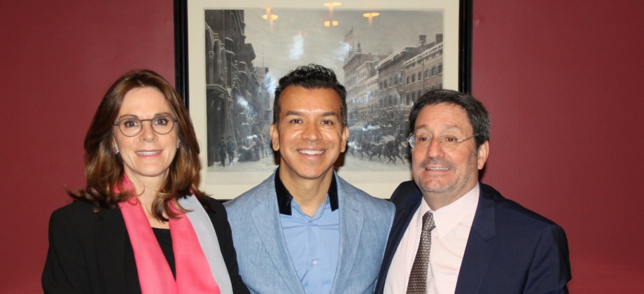 Embajador Francisco Santos y Cónsul en Nueva York, Susana Berenguer, felicitaron al caleño Sergio Trujillo, ganador del Tony por mejor coreografía en Ain’t to Proud