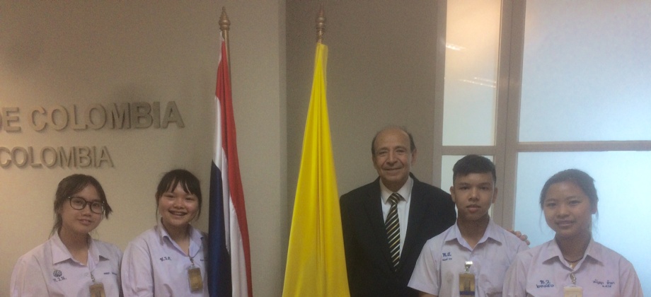 Embajador de Colombia despide a estudiantes tailandeses que viajarán a Colombia 