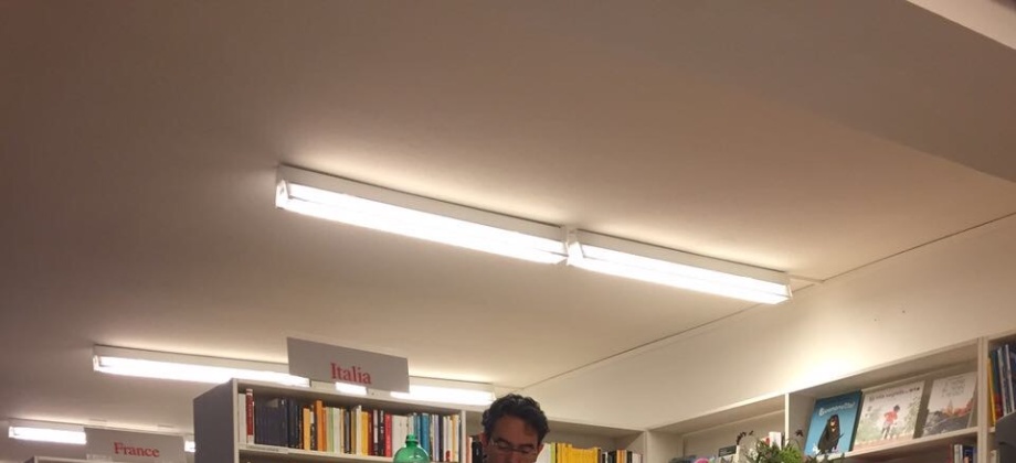 Embajada de Colombia en Suiza acompañó al escritor colombiano, Juan Gabriel Vásquez, en la presentación de su novela "La Forma de las Ruinas"