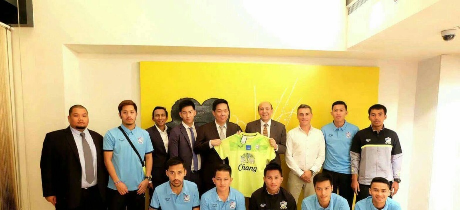 Bangkok (jul 14/16). El Embajador en Tailandia, Andelfo García, ofreció en la residencia de Colombia en Bangkok una cena a la delegación de la selección de Futsal de Tailandia, que estará viajando para participar de la Copia Mundial de Futbol Sala que tendrá lugar en Colombia entre el 10 de septiembre y el 1 de octubre.  Tailandia se clasificó por primera vez para la Copa Mundial de Fútbol Sala en el año 2000, y se ha posicionado como uno de los mejores equipos de Asia en los últimos años. Su participación 