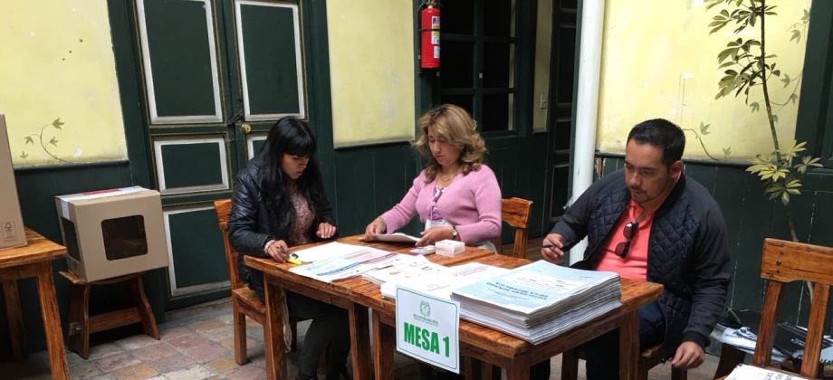 Consulado de Colombia en Guayaquil inició la jornada final del proceso electoral en exterior para Congreso y consultas interpartidistas 2018