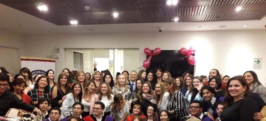 Consulado de Colombia en Lima compartió con las madres colombianas 