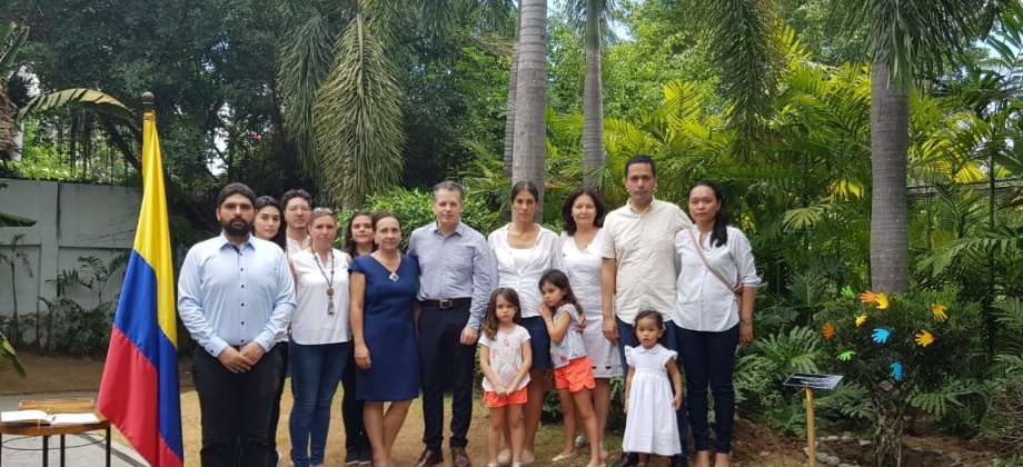 Con un minuto de silencio y la siembra de un árbol la Embajada de Colombia en Filipinas y su sección consular recordaron a las víctimas del conflicto 