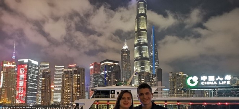 La Cónsul Luz Helena Echeverry recibió al cantante colombiano Bryan Muñoz durante su visita a Shanghái