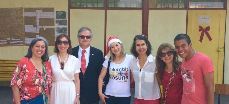 Consulado en Santiago de Chile participó en la celebración de la Navidad para los estudiantes de la Escuela República de Colombia