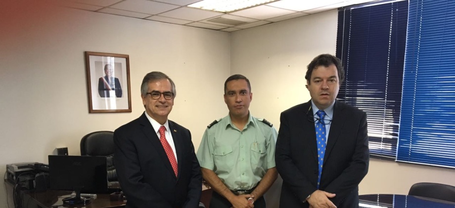 Consulado acompaña a Defensor del Pueblo en su visita a Chile