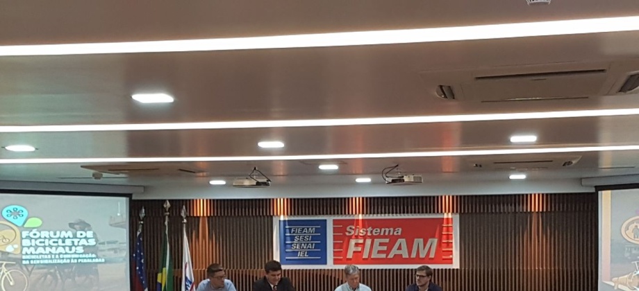Consul de Colombia participó del foro de bicicletas 
