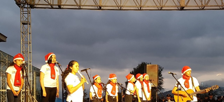 Coro Infantil que acompaña al Consulado de Colombia desde marzo de 2017 fue invitado a la inauguración del alumbrado del Pesebre de la Virgen del Panecillo en Quito en 2017