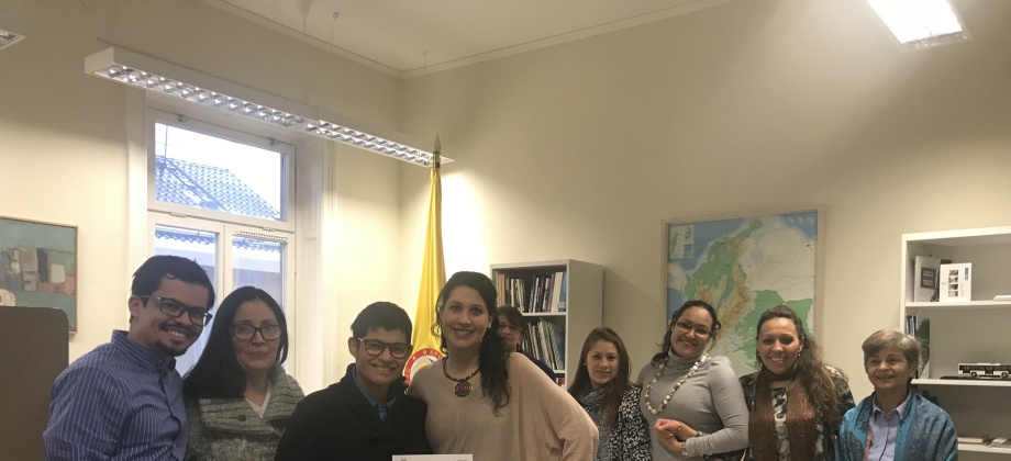 Consulado de Colombia en Suecia destaca a una connacional sordomuda que ejerció por primera vez su derecho al voto