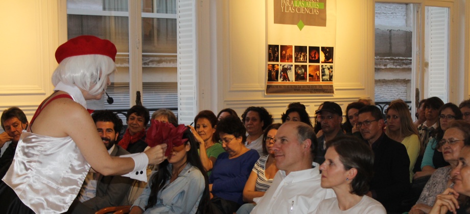 La comunidad colombiana asistió a la presentación de tango, música francesa y colombiana ofrecida por la Corporación Ocarina en el Consulado