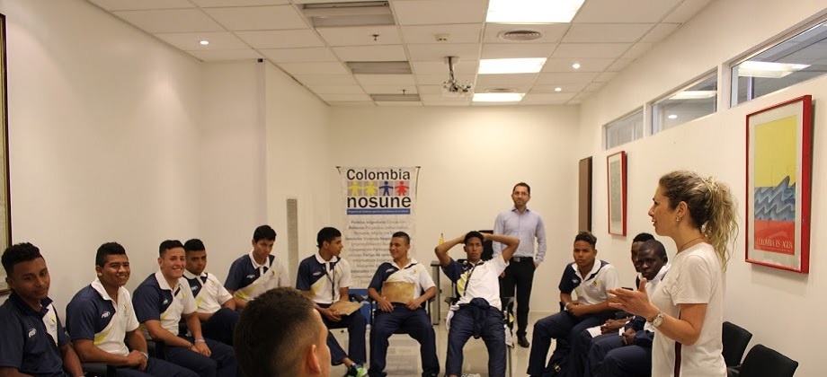 Jóvenes rugbiers de la iniciativa Diplomacia Deportiva y Cultural del Ministerio de Relaciones Exteriores visitaron el Consulado en Buenos Aires
