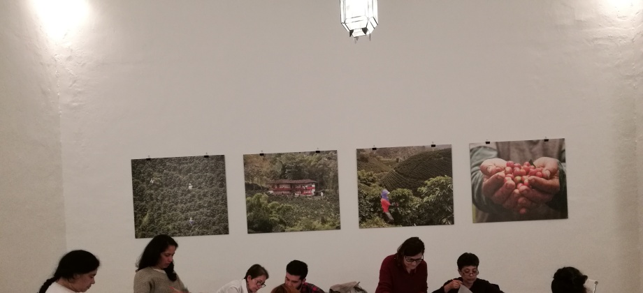 Aprendiendo a pintar en tela en el Consulado de Colombia  