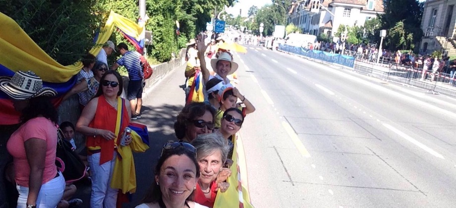 El Embajador de Colombia en Suiza, Julián Jaramillo Escobar, estuvo al frente del grupo de colombianos que salió a las calles para animar a los corredores colombianos, con motivo de la llegada de la etapa No. 16 del Tour de Francia a la ciudad de Berna