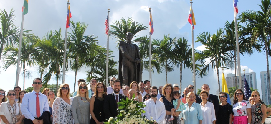 En imágenes el Consulado de Colombia en Miami realizó ofrenda floral en el Bay Front Park para conmemorar la Batalla de Boyacá