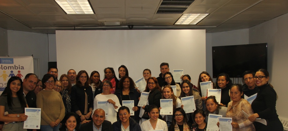 Cónsul Berenguer entregó certificados a un grupo de colombianos que recibieron entrenamiento de primeros auxilios
