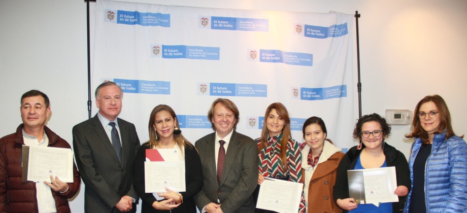 Grupo de víctimas del conflicto recibieron certificado de aprobación de primer módulo de un curso de inglés, iniciativa que lideró el Consulado en Nueva York 
