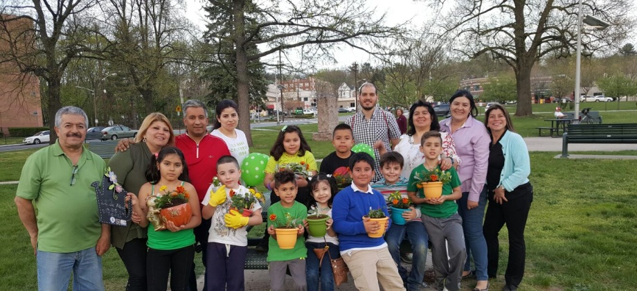 El Consulado de Colombia en Newark y Colombia Nos Une celebraron el día del idioma y de la tierra en Englewood