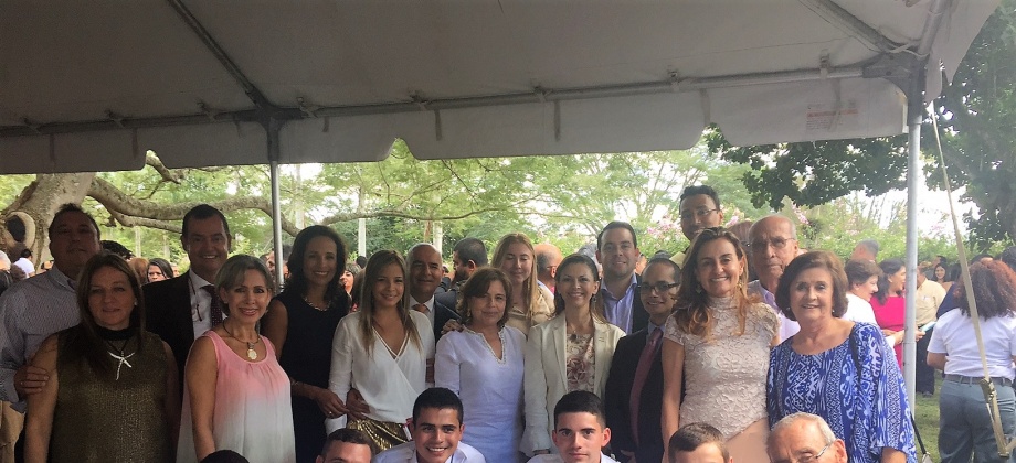 Embajadora y Cónsul de Colombia en Honduras acompañaron a colombianos en su graduación de Ingeniería Agronómica y Administración de Agronegocios