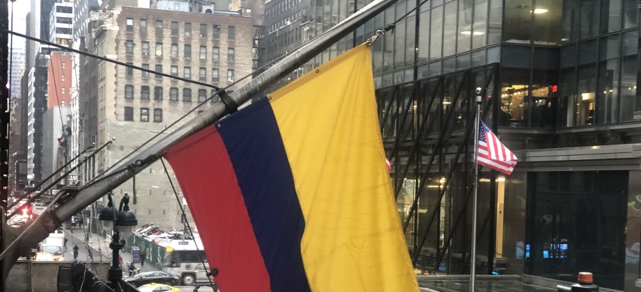 Consulado en Nueva York ondea a media asta la bandera como homenaje a las víctimas del reciente atentado terrorista en la Escuela de Cadetes de la Policía General Santander