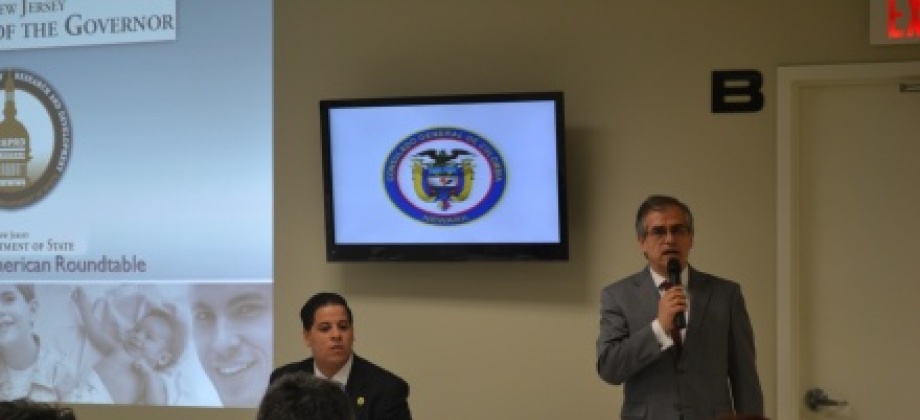Mesa de trabajo realizada en el Consulado con el Dr. Abraham López, Director del Centro Hispano para la Política, Investigación y Desarrollo del Estado de New Jersey (CHPRD)  
