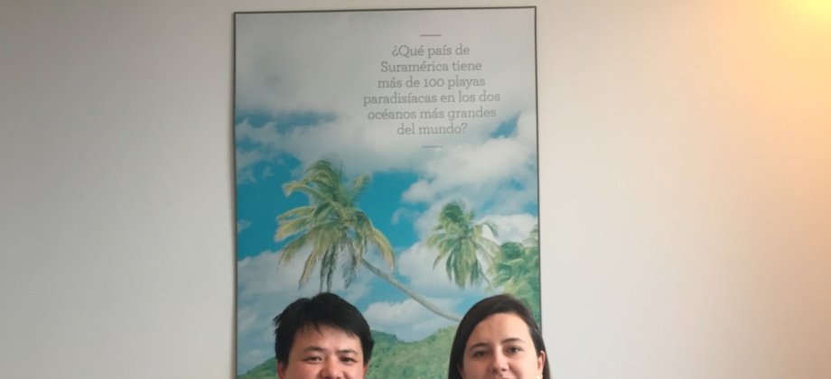 La Cónsul General de Colombia dialogó con el editor del periódico Archipel de Shanghái 