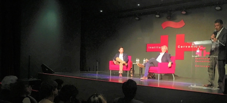 El Consulado de Colombia en Chicago acompañó la presentación de la más reciente novela de Héctor Abad Faciolince, La oculta, en el Instituto Cervantes