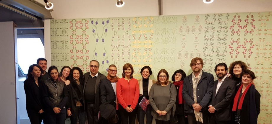Ministra María Ángela Holguín asistió a la exposición ‘Attaches’ en la Cité internationale des arts