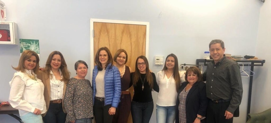 Cónsul Susana Berenguer explicó a líderes de la comunidad en Brentwood de qué se trata la campaña de la Cancillería ‘Más y mejores servicios’