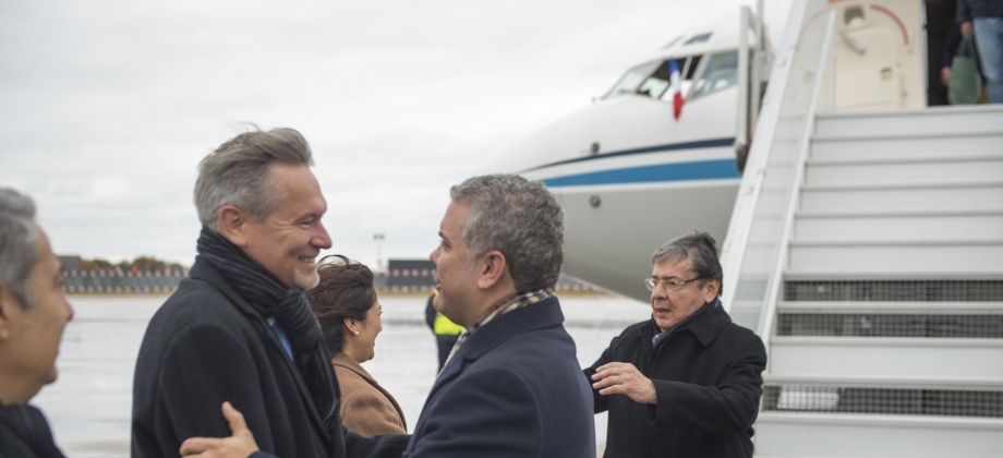 Acompañado por el Canciller Trujillo, Presidente Duque llegó a Francia y entregó declaraciones a medios de comunicación