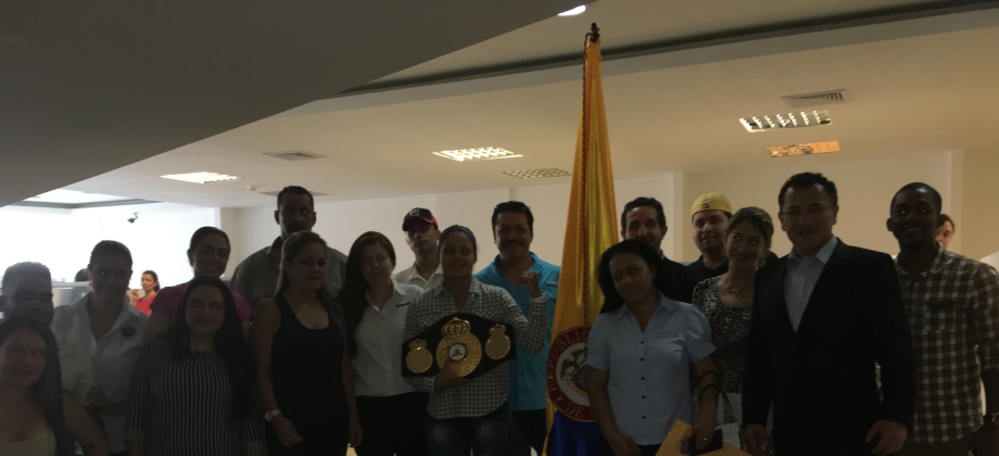 El Consulado de Colombia en Panamá recibió visita de colombiana campeona mundial interina del peso gallo de la AMB