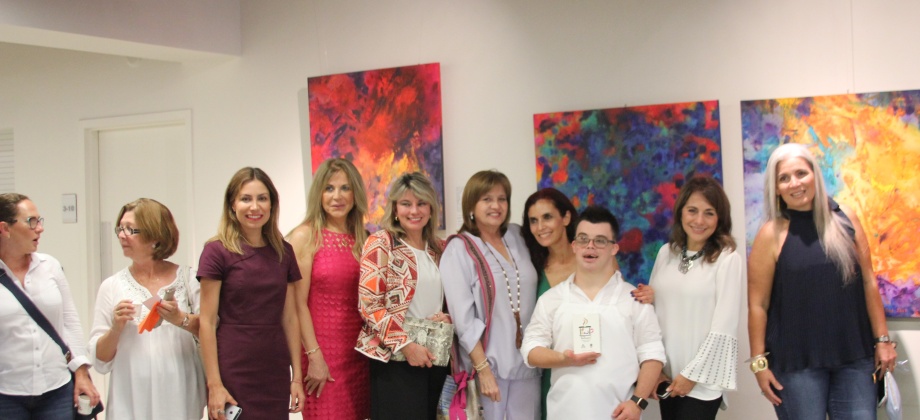 El Consulado de Colombia en Miami abrió sus puertas a la artista Esther Cuéllar y celebró con éxito la tradicional Noche de Galería