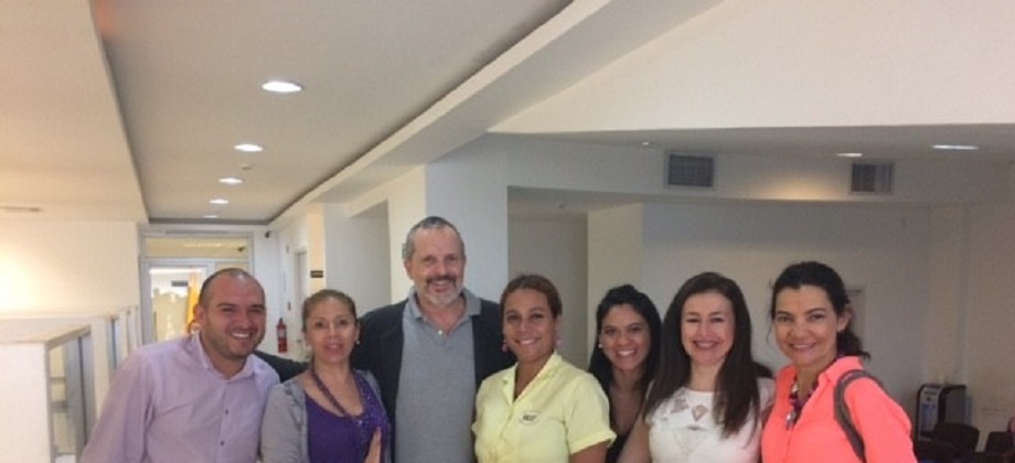Consulado de Colombia en Ciudad Panamá tramitó pasaporte electrónico al ciudadano colombo-español Miguel Bosé
