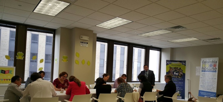 El Cónsul de Colombia en Newark inauguró las clases de inglés gratuitas para los connacionales